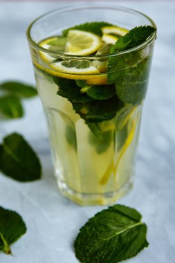 Yaz için ferahlatıcı içecekler, dilimlenmiş taze limonlu soğuk tatlı ve ekşi limonata suyu. Tazeleyici yaz içeceği. Limonlu ve naneli geleneksel limonata. Seçici odak