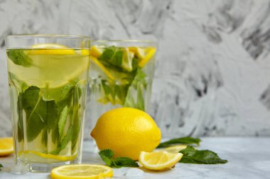 Yaz için ferahlatıcı içecekler, dilimlenmiş taze limonlu soğuk tatlı ve ekşi limonata suyu. Tazeleyici yaz içeceği. Limonlu, naneli ve buzlu geleneksel limonata. Seçici odak