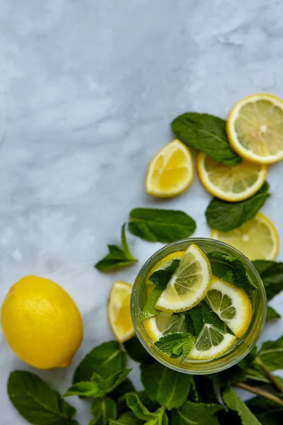 Bebidas Refrescantes Para Verão Suco Limonada Doce Azedo Nos Copos — Fotografia de Stock