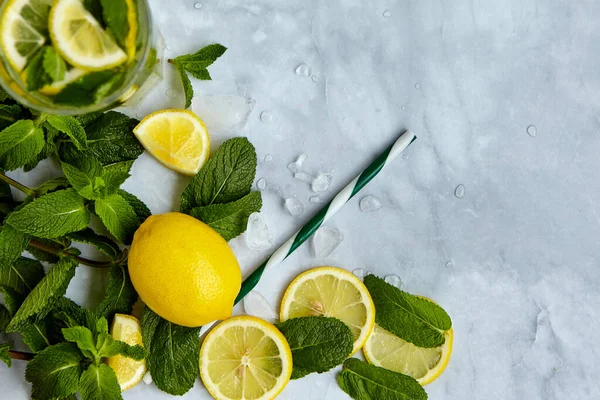 Yaz için ferahlatıcı içecekler, dilimlenmiş taze limonlu soğuk tatlı ve ekşi limonata suyu. Tazeleyici yaz içeceği. Limonlu, naneli ve buzlu geleneksel limonata. Seçici odak