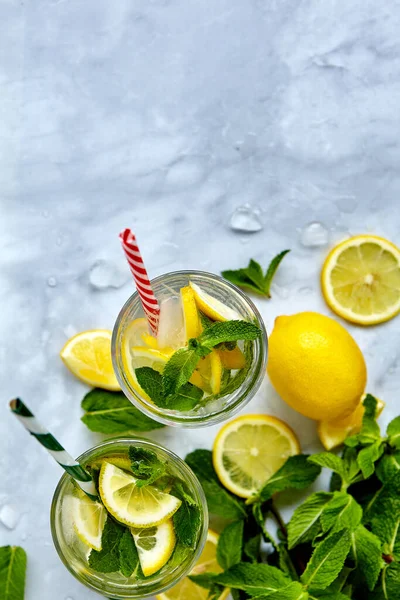 Bebidas Refrescantes Para Verão Suco Limonada Doce Azedo Nos Copos — Fotografia de Stock