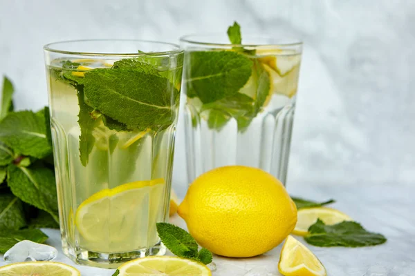 Verfrissende Drankjes Voor Zomer Koud Zoet Zuur Limonadesap Glazen Met — Stockfoto
