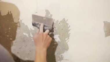 Duvarı onarıma hazırlıyorum..