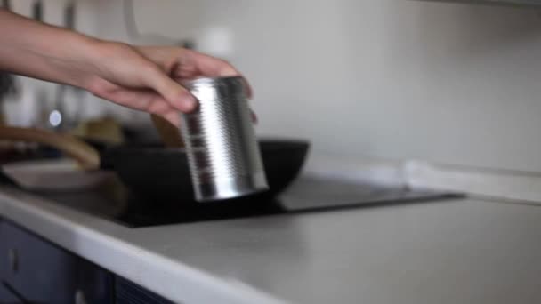 A woman in the kitchen opens a can. — Stock Video