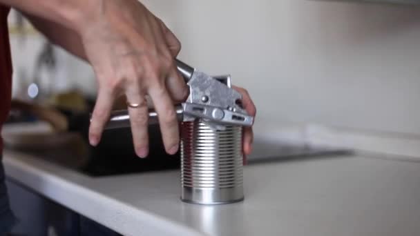 A woman in the kitchen opens a can. — Stock Video