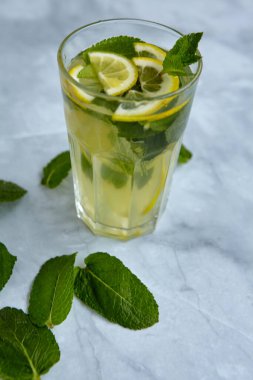 Yaz için ferahlatıcı içecekler, dilimlenmiş taze limonlu soğuk tatlı ve ekşi limonata suyu. Tazeleyici yaz içeceği. Limonlu ve naneli geleneksel limonata. Seçici odak