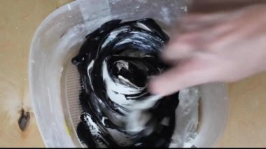 Renk ve macunu karıştırma süreci