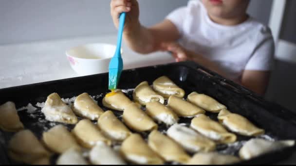 Close Mãos Preparando Biscoitos Criança Pais Cozinham Juntos Família Juntos — Vídeo de Stock