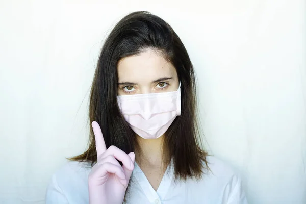 Eine Frau Handschuhen Und Schutzmaske Steht Einer Weißen Jacke Vor — Stockfoto