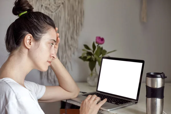 Menina Está Trabalhando Laptop Casa Uma Jovem Trabalha Num Computador — Fotografia de Stock