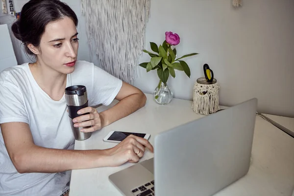 Uma Jovem Trabalha Num Computador Casa Conceito Ensino Distância Trabalho — Fotografia de Stock