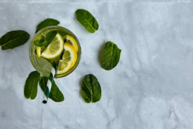 Yaz için ferahlatıcı içecekler, dilimlenmiş taze limonlu soğuk tatlı ve ekşi limonata suyu. Tazeleyici yaz içeceği. Limonlu ve naneli geleneksel limonata. Seçici odak