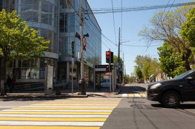 Şehirde güvenle dolaşmak için yaya geçidi tabelası. Kavşakta zamanlayıcı ve trafik ışıklarıyla yaya yaya geçidi ve karayolu trafiğini sırayla kullanabiliyor. Ulaşım, İmzalama ve İşaret Sistemi