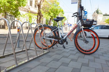 Kiralık bisikletler, kiralık bisikletler, kiralık parklar, halka açık bisiklet paylaşım sistemi, bisiklet dostu. Sürdürülebilir taşıma.