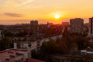 Şehrin üzerinde gün batımı. Güzel bulutlu gün batımı gökyüzü