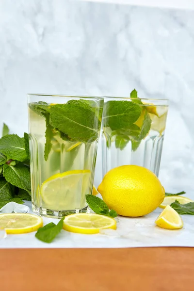Bebidas Refrescantes Para Verão Suco Limonada Doce Azedo Nos Copos — Fotografia de Stock