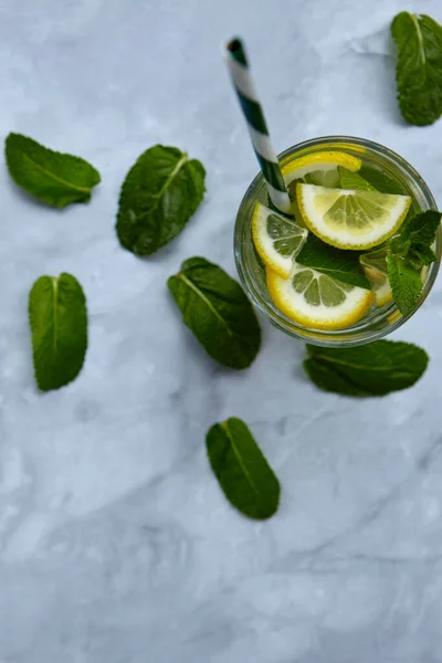 Bebidas Refrescantes Para Verão Suco Limonada Doce Azedo Nos Copos — Fotografia de Stock