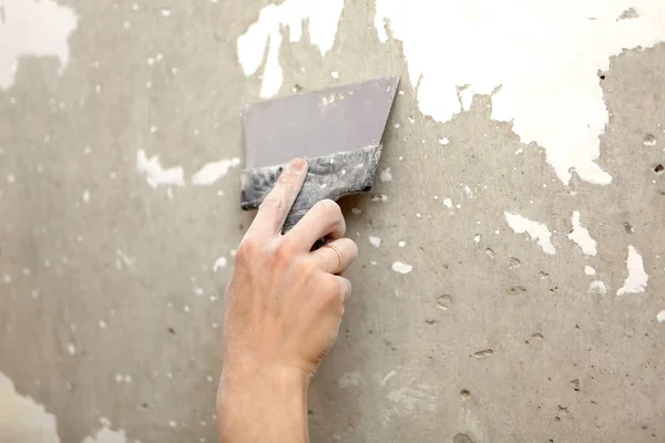 Duvarı Onar Duvarı Spatulayla Kaplayın Yapı Bitirme Işleri — Stok fotoğraf
