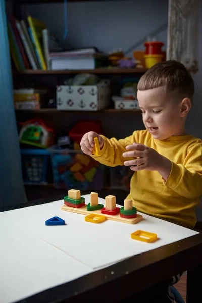 Мальчик Играет Своей Комнате Образовательная Игра Обучение Формы Цвета Ребенок — стоковое фото