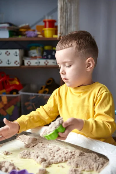 Мальчик Играет Своей Комнате Образовательная Игра Ребёнок Играет Кинетическом Песке — стоковое фото