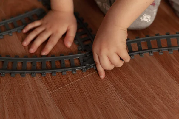 Enfant Joue Avec Chemin Fer — Photo