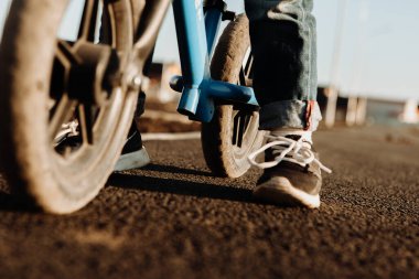 Bir çocuk dengeleyici bisiklet sürüyor. Etkin yürüyüş