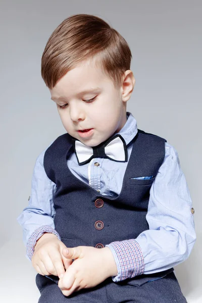 Ragazzo Camicia Papillon Gilet Pantaloni Sfondo Bianco Tiene Mano Delle — Foto Stock