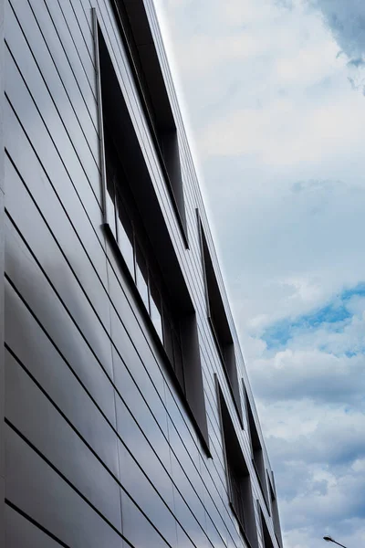 Fachada Del Edificio Fondo Las Nubes — Foto de Stock