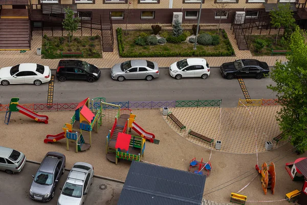 Konut binasının penceresinden bak. En üstten park ve oyun alanı görünümü