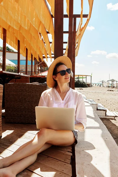 Young Woman Using Laptop Computer Beach Freelance Work Concept — Stock Photo, Image
