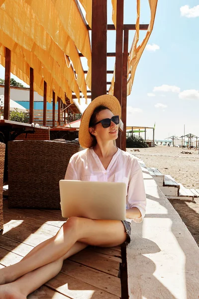 Jovem Usando Computador Portátil Uma Praia Conceito Trabalho Freelance — Fotografia de Stock