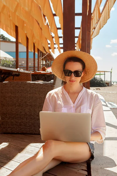 Jovem Usando Computador Portátil Uma Praia Conceito Trabalho Freelance — Fotografia de Stock