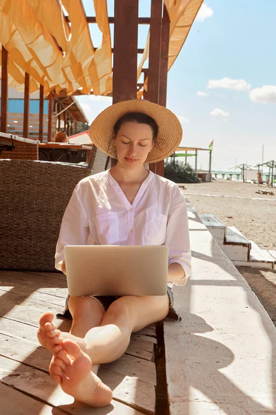 Jovem Usando Computador Portátil Uma Praia Conceito Trabalho Freelance — Fotografia de Stock