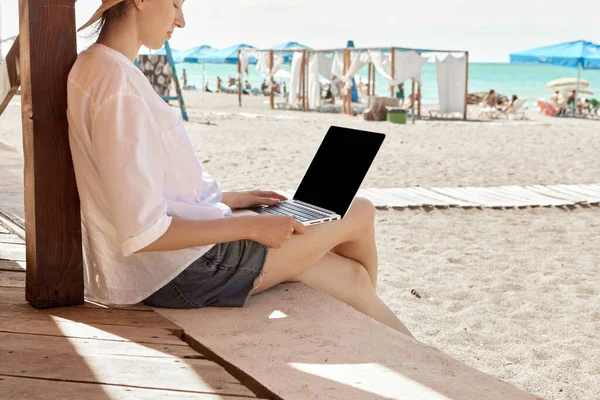 Young Woman Using Laptop Computer Beach Freelance Work Concept — Stock Photo, Image