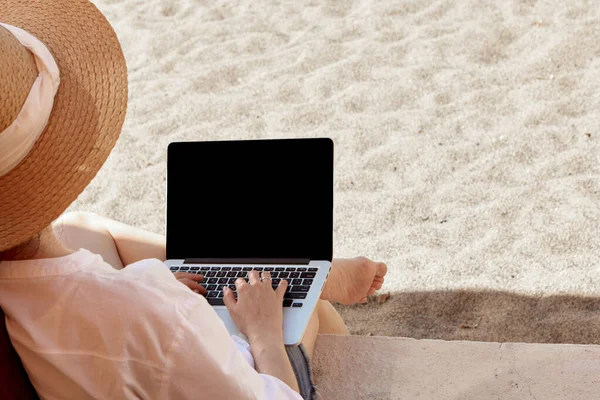 Jeune Femme Utilisant Ordinateur Portable Sur Une Plage Concept Travail — Photo