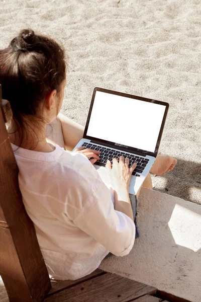 Jovem Usando Computador Portátil Uma Praia Conceito Trabalho Freelance — Fotografia de Stock