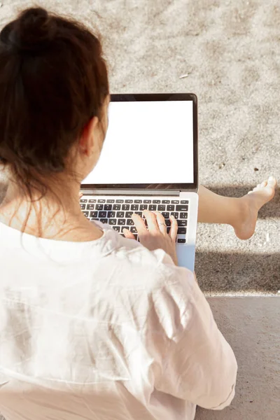 Jovem Usando Computador Portátil Uma Praia Conceito Trabalho Freelance — Fotografia de Stock