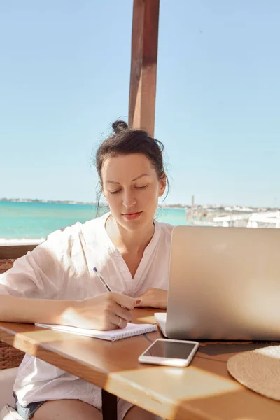 Jeune Femme Utilisant Ordinateur Portable Sur Une Plage Concept Travail — Photo