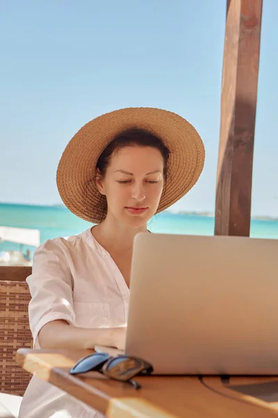 Jeune Femme Utilisant Ordinateur Portable Sur Une Plage Concept Travail — Photo