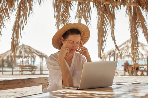 Jeune Femme Utilisant Ordinateur Portable Sur Une Plage Concept Travail — Photo