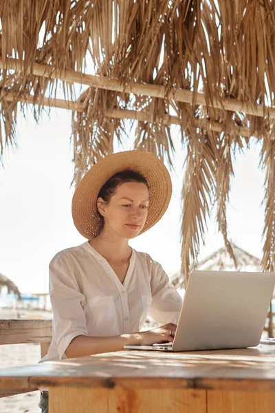 Jeune Femme Utilisant Ordinateur Portable Sur Une Plage Concept Travail — Photo