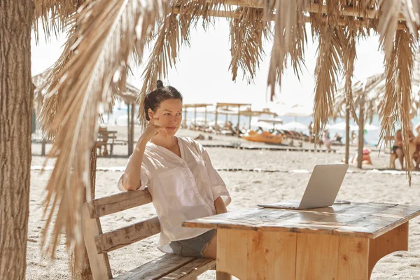 Jovem Usando Computador Portátil Uma Praia Conceito Trabalho Freelance — Fotografia de Stock