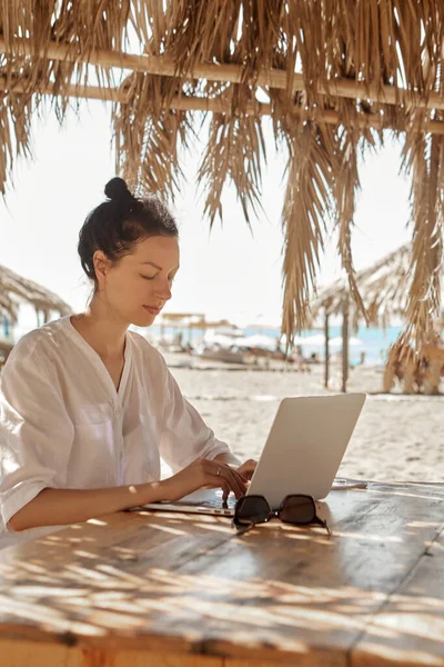 Jeune Femme Utilisant Ordinateur Portable Sur Une Plage Concept Travail — Photo