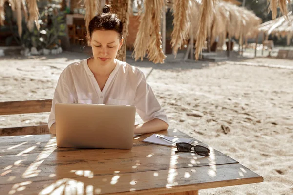 Jeune Femme Utilisant Ordinateur Portable Sur Une Plage Concept Travail — Photo