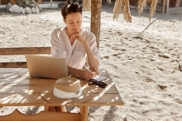 Jeune Femme Utilisant Ordinateur Portable Sur Une Plage Concept Travail — Photo