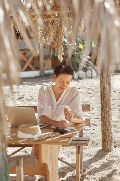 Jeune Femme Utilisant Ordinateur Portable Sur Une Plage Concept Travail — Photo