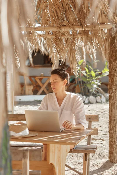 Jeune Femme Utilisant Ordinateur Portable Sur Une Plage Concept Travail — Photo