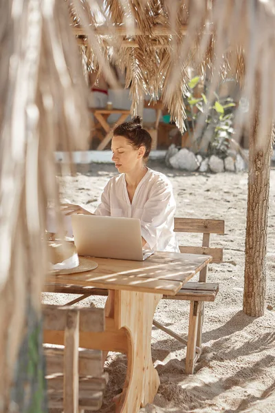 Jeune Femme Utilisant Ordinateur Portable Sur Une Plage Concept Travail — Photo