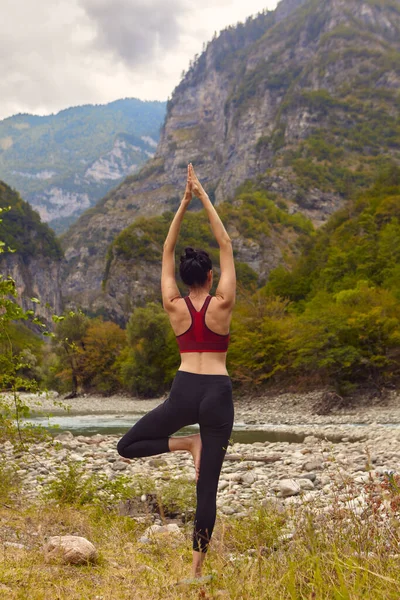 Clases Yoga Naturaleza Una Mujer Hace Yoga Las Montañas Cerca — Foto de Stock