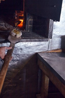 Kafkas mutfağı khachapuri yemeği hazırlama süreci. Fırında kayık pişirmek.
